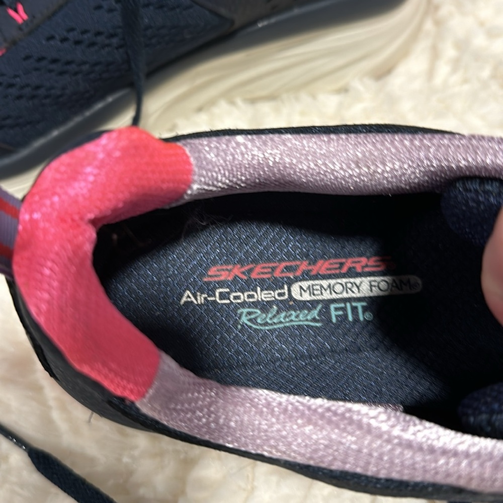 Skechers Sneakers. - Picture 3 of 4